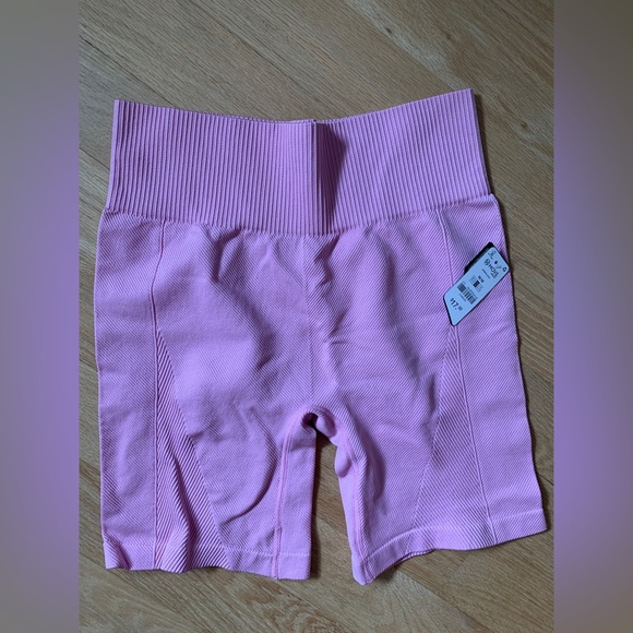 NWT Seamless Light Pink Activewear Shorts - Picture 2 of 3